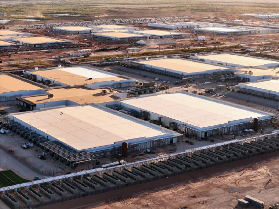 美国得克萨斯州阿比林市，一片半干旱荒漠地带中矗立着大片建筑群的航拍景象 —— 这里是美国规模最大的人工智能数据中心项目，OpenAI 旗下的 “星门” 数据中心。