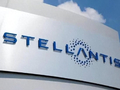 斯特兰蒂斯股价暴跌 因调整电动汽车业务提列220亿欧元费用