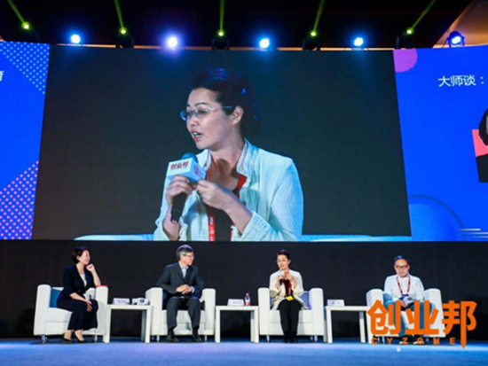 　　从左至右依次为创业邦创始人兼CEO 南立新，哈佛中心（上海）董事总经理黄晶生，北京大学访问教授、未来地图 AI Bussine Lab 董事长吴霁虹，IDG资本资深副总裁黄翔