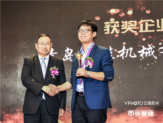 　　颁奖人（左） 李德利 青岛市企业联合会、青岛企业家协会执行会长； 领奖人（右） 刘井然 青岛海佳机械有限公司总经理