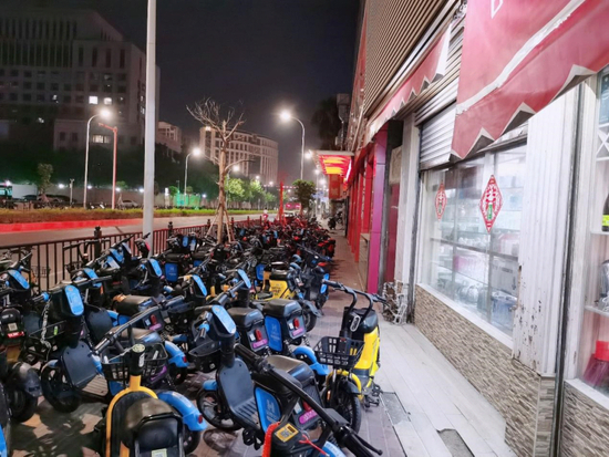 人行道、盲道、商家均被堵塞