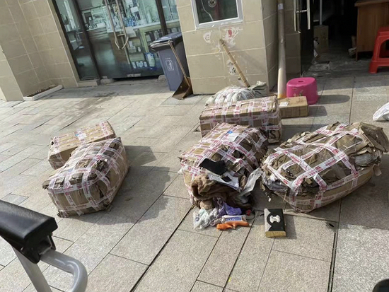　　8月4日，黄女士验收快递时发现，这批物品已经被浸水，箱体破损严重，里面的服务包包也出现了不同程度的损坏。图片由受访者黄女士提供