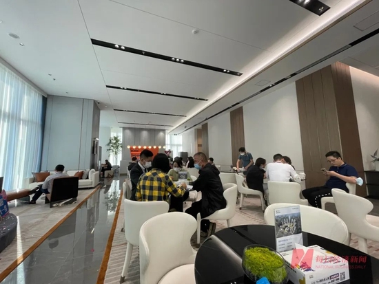 御景荟都售楼部的购房者 图片来源：每经记者 甄素静 摄