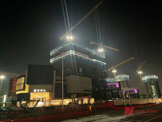 晚上7点的佳华沙湖广场售楼部仍灯火通明 图片来源：每经记者 甄素静 摄