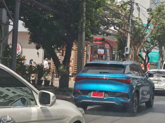 行驶在曼谷街头的比亚迪ATTO3 图片来源：受访者提供