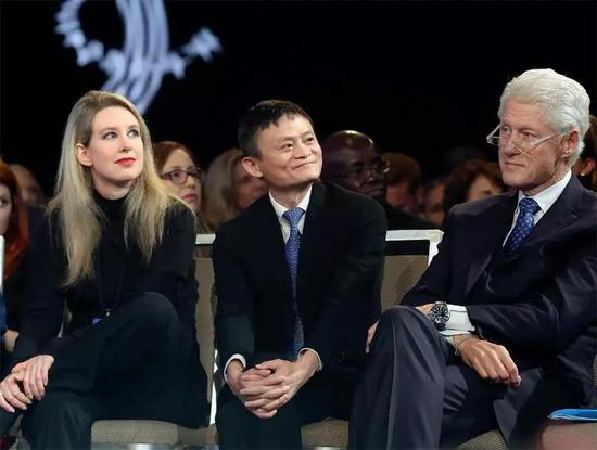 伊丽莎白&nbsp;·&nbsp;霍姆斯与马云在纽约出席 ‘克林顿全球倡议’年会&nbsp;&nbsp;图/Getty Image