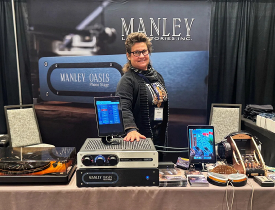 4 月，伊夫安娜・曼利在 Axpona 音频博览会上。