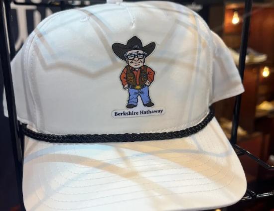 在伯克希尔・哈撒韦年度股东大会上，贾斯汀靴子公司出售的印有沃伦・巴菲特形象的帽子。