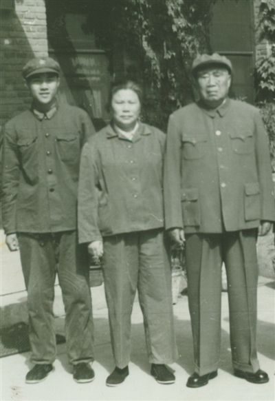 1972年，朱和平与爷爷朱德、奶奶康克清在北京万寿路。受访者供图