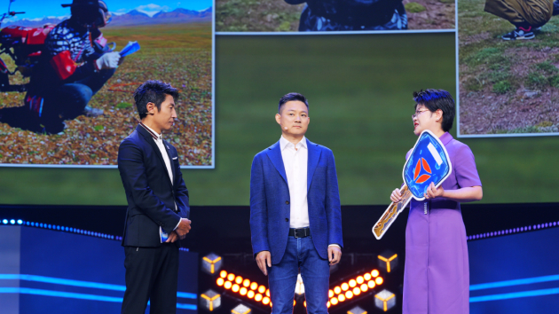 雅迪向三江源国家公园生态管护员捐赠雅迪电动车