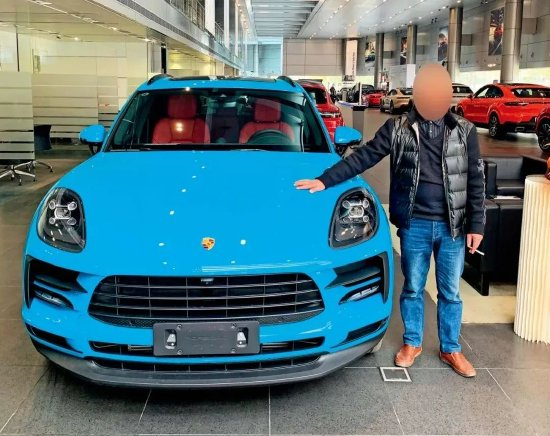 被称为“猪仔”的背债人与依靠贷款套取的豪车合影。图/受访者提供