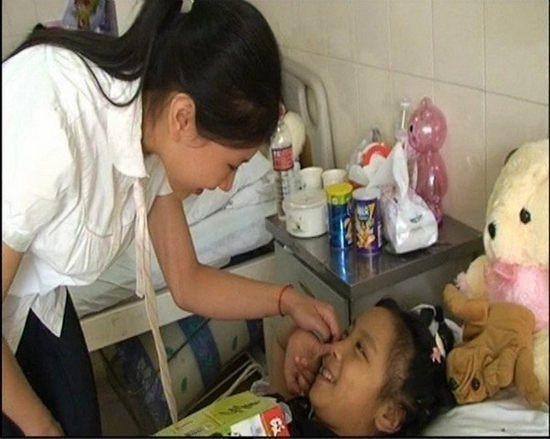 （17岁的陈茜采访汶川地震受灾地区）