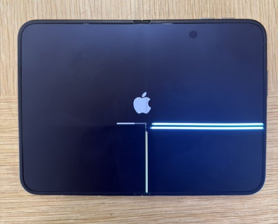 一部屏幕出现裂纹问题的iPhone Duo。