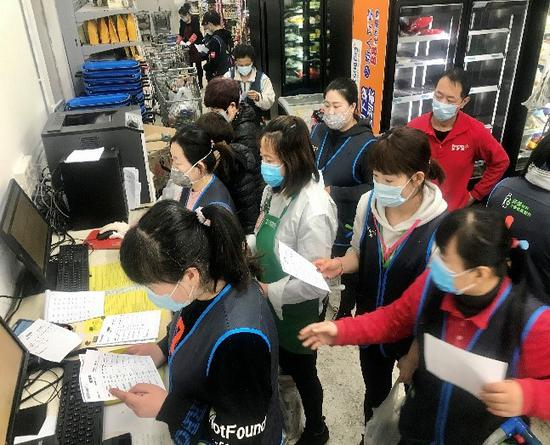 面对猛增的网购需求，沃尔玛施行全员电商、共同用工等举措提高履约效率