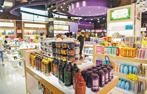 游客在中哈霍尔果斯国际边境合作中心一家免税店内购物。 新华社记者 胡虎虎摄