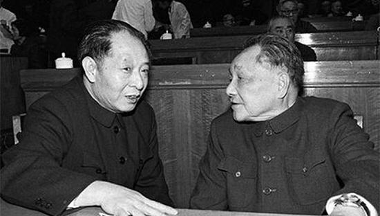 胡耀邦和邓小平在一起