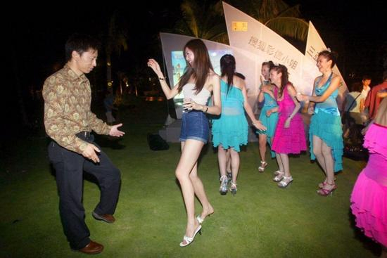 2004年4月27日，SOHU彩信小姐三亚举行晚会张朝阳与嘉宾跳舞。