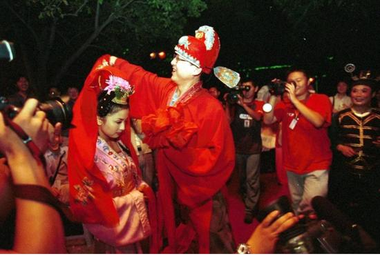 丁磊西湖“结良缘”。