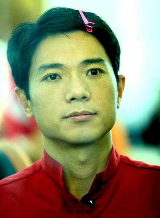 2009年6月4日，某个活动上李彦宏头上带着发夹。