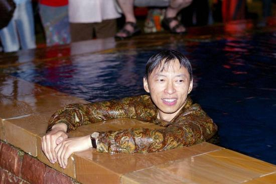 兴奋的张朝阳落入水中。