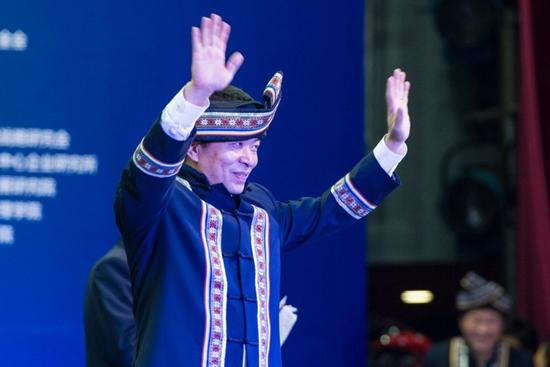 2014年4月21日，广西南宁，曹国伟穿着少数民族服饰走秀。