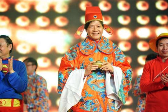 2014年1月10日，北京，小米年会，雷军以财神形象登台献舞，造型雷人。