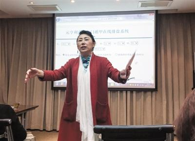 12月24日，自称北京大学、清华大学“导师”的林弋茹，通过某网站为学员“起盘”算命。