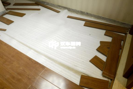 　　木地板为何因甲醛超标屡上黑榜？甲醛粘合剂成本低、地板企业自检体系建设执行不力是导致甲醛释放量超标的主要原因