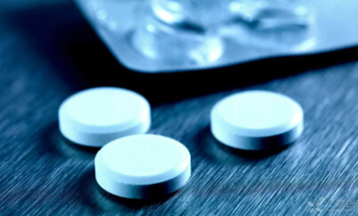 　　甲状腺功能减退症的补充及替代治疗药品优甲乐出现全国大范围的断货，业内人士称，在不浪费社会资源的前提下，建立常用药品供应保障制度是十分必要的，这样可以避免患者因为等药或缺药而面临健康或生命危险，让医生和药师也不用因为无药可开而无奈