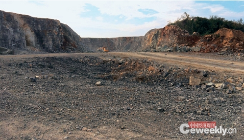 昔日植被茂密的山峦，如今变成了巨大的采石场。《中国经济周刊》记者 崔晓林 摄