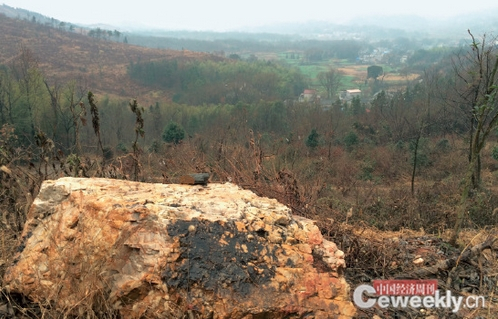 　　如果发生泥石流、山体滑坡等自然灾害，远处山坳里的村落将岌岌可危。《中国经济周刊》记者 崔晓林 摄