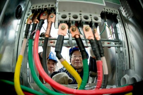 2016年1月22日，安徽省淮北供电公司施工人员冒着风雪在杜集区韩楼进行线路改造。 东方IC 图