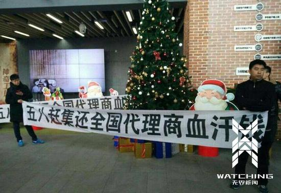 ▲无界新闻记者拍摄的代理商聚集58赶集集团总部维权照片