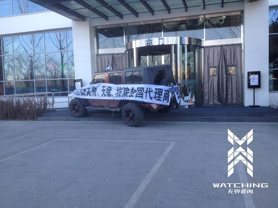 ▲无界新闻记者在58赶集总部拍摄的代理商堵门照片