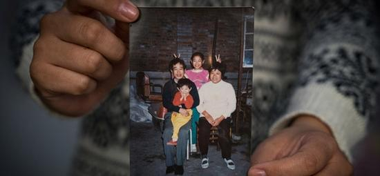 　　2015年11月3日，北京，李雪3岁时，一家四口照了全家唯一的一张合照。父亲去世后，这张照片更显珍贵。CFP