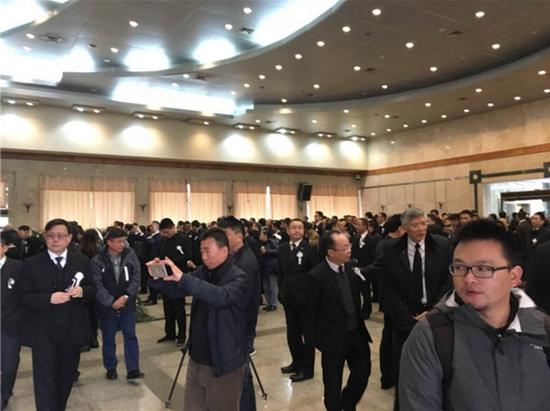 8：15 分，灵堂前已经站满了前来悼念的人，现场气氛庄严肃穆。