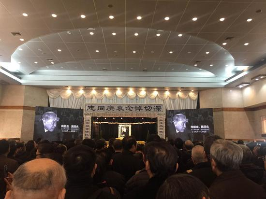 9：01 追悼会现场。