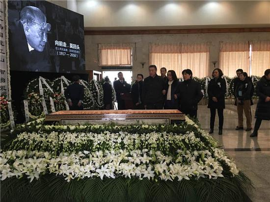 8：41 在家属的陪伴下，袁庚的遗体进入灵堂。