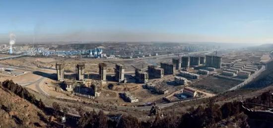 这座西北小镇因煤而盛，如今也正因煤消沉。时过境迁，属于它的黄金时代已经远去。