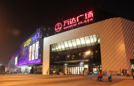 　　王健林此前在多次演讲或受访中反复提到，万达地产业务的发展方向是由重资产模式向轻资产模式转型。那么，万达的轻资产模式到底是什么打法