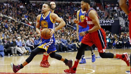在球场上，库里已经堪称是现象级的存在了