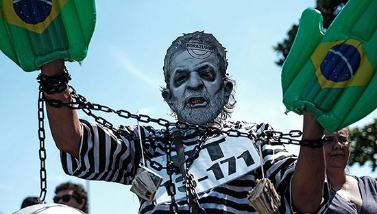 2015年12月，巴西民众抗议政府腐败丑闻。 图片来源：视觉中国