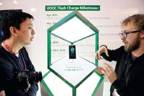 2月23日，OPPO 在2016 年世界移动通信大会上发布超级闪充最新技术（来源：《环球》杂志）
