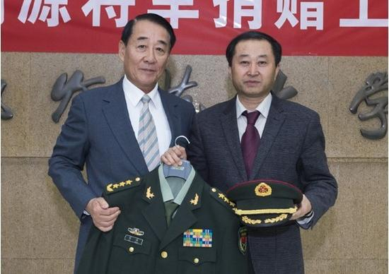 刘源向母校首都师大捐赠上将军服