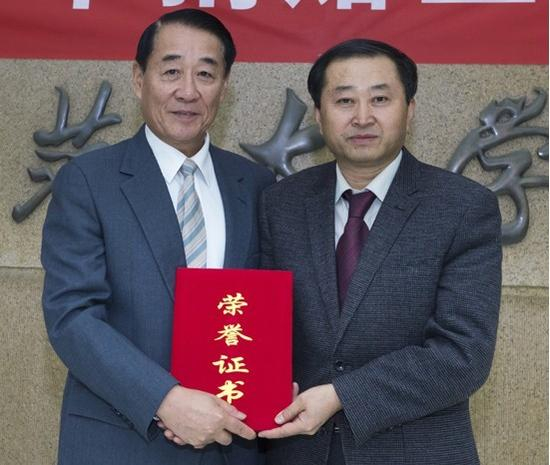 刘源向母校首都师大捐赠上将军服