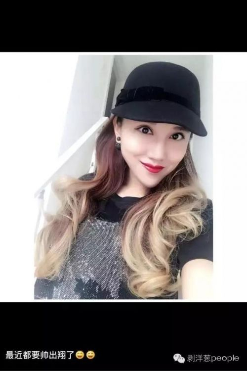 ▲发朋友圈后，下面很多人询问唇色、帽子等。