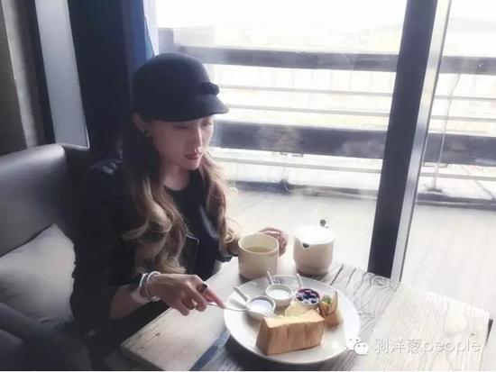 ▲采访现场，这是胡悦要求的拍照角度和远近，她特意交代，修图再发。