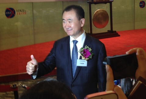 万达商业董事长王健林15月前在香港上市仪式上竖起拇指。图片来源 一财网