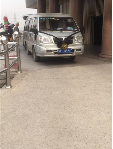 3月31日上午，一辆“黑殡仪车”将遗体拉进通州殡仪馆。