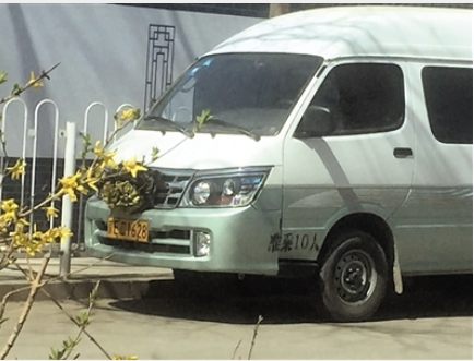 3月29日，八宝山殡仪馆西侧，有“黑殡仪车”停靠路边。